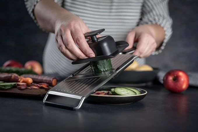Kuhn Rikon Essential Mandoline Slicer – Adjustable Stainless Steel Blade for Vegetables & Fruit – Non-Slip Base, Safety Hand Guard Included