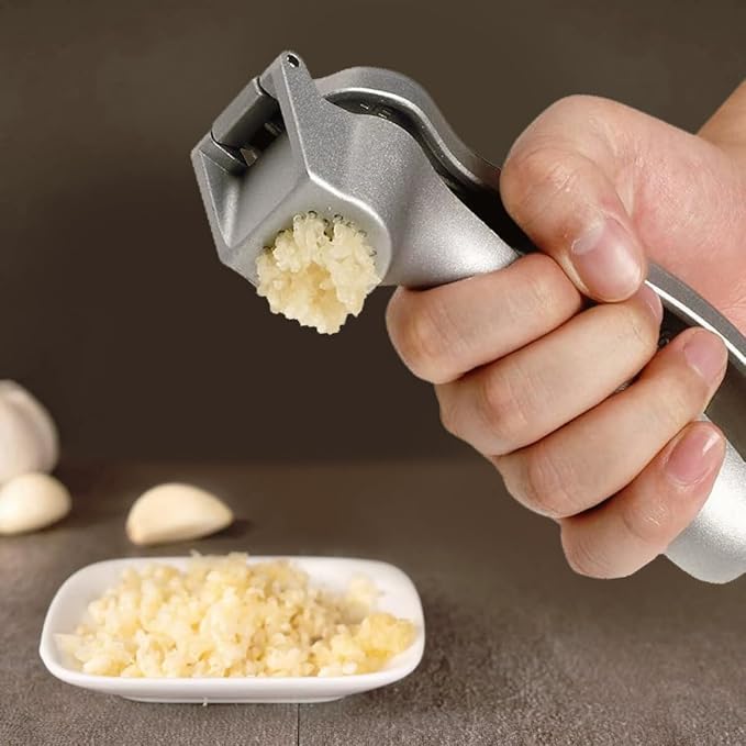 Pamperεd Chεf Garlic Press, Garlic Mincer Easy-squeeze Ergonomic Handle, No Need To Peel, Rust Proof, Professional Ginger Press & Garlic Crusher with Handy Cleaning Brush- Dishwasher Safe