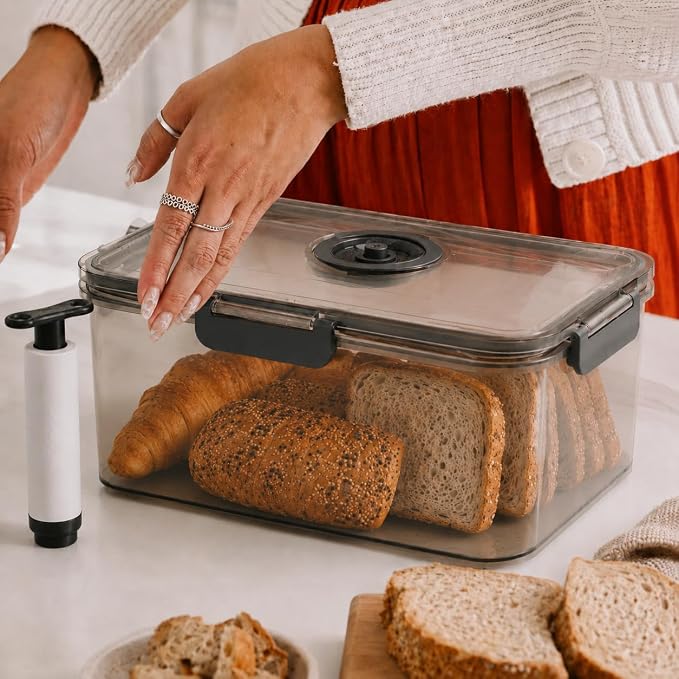 Airtight Bread Box, Sourdough Storage Container, Large 7.5L | Clear BPA-free plastic, manual air pump, date dial, silicone seal and drain tray; for sourdough, large loaves and baked goods