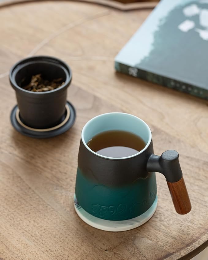 ZENS Tea Mug with Infuser and Lid & Coaster for Tea Steeper, 15oz Green | Embossed Ceramic Tea Cup with Infuser for Loose Leaf Tea Difussers, Tea Lovers Gifts, Nature Wood Handle