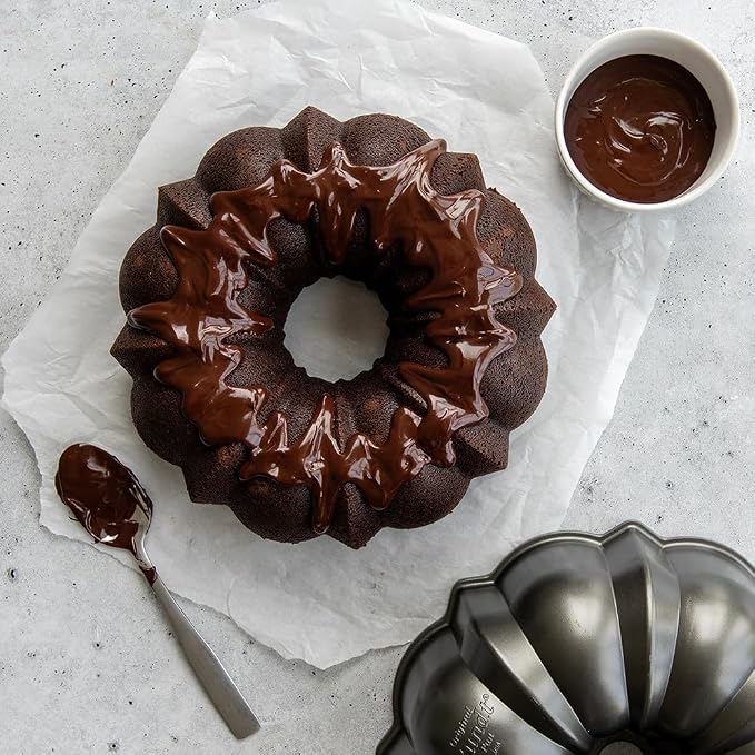 Nordic Ware Original Bundt, 12-Cup, Graphite