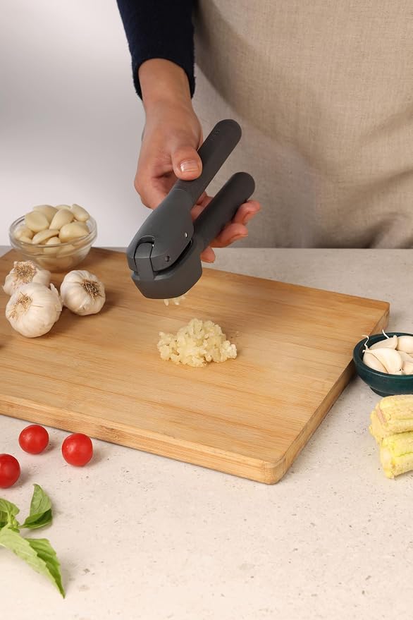 Zyliss Classic Garlic Press – Heavy Duty Garlic Mincer & Crusher with Large Chamber, Ergonomic Easy Grip Handles, Dishwasher Safe Garlic Press, Stainless Steel Kitchen Tool