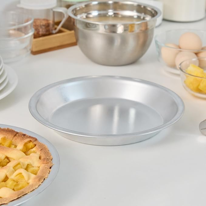 Restaurantware Aluminum Pie Pan 12 Count 9 Inch Round 1.25 Inch Deep Oven-Friendly Pie Tin, Lightweight Baking Pan, Silver Plate for Quiche, Fruit Pies, Home And Commercial Kitchens