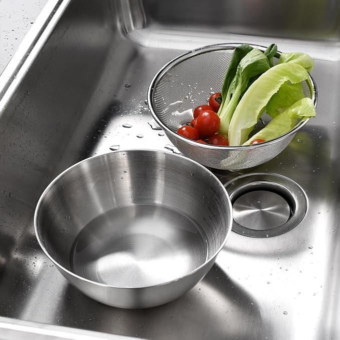 WAGENSTEIGER Stainless Steel Mixing Bowl and 3-Legged Colander Set, Multipurpose Kitchen Basket with Fine Mesh Colander, Salad Mixing Bowl with Strainer, Rinsing Vegetables & Fruits (22cm / 8.66")