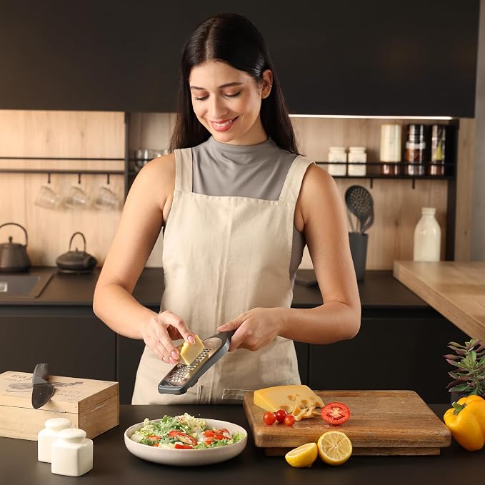 Zyliss Coarse Grater – Handheld Cheese & Vegetable Grater with Stainless Steel Blade & Wheat Straw Handle – Ideal for Hard Cheese, Carrots, Apples & More – Includes Protective Cover Doubles as Scraper