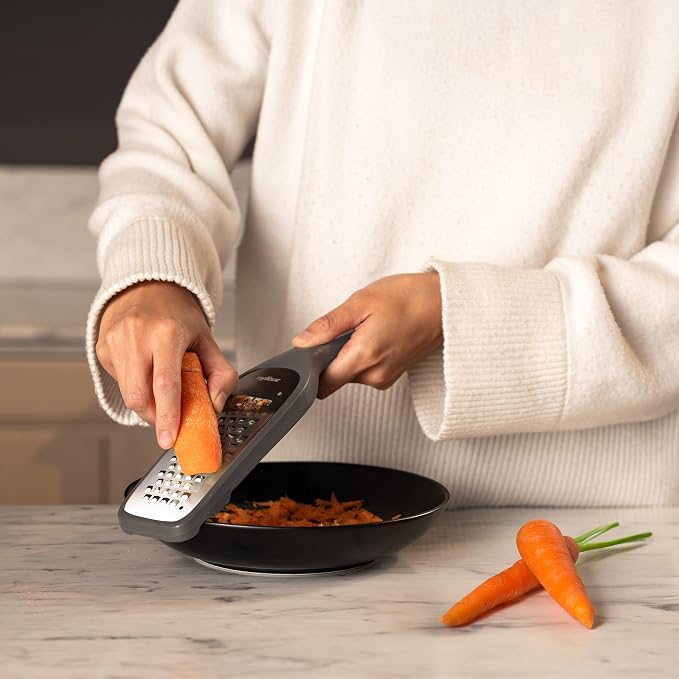 Zyliss Coarse Grater – Handheld Cheese & Vegetable Grater with Stainless Steel Blade & Wheat Straw Handle – Ideal for Hard Cheese, Carrots, Apples & More – Includes Protective Cover Doubles as Scraper