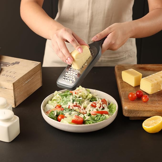 Zyliss Coarse Grater – Handheld Cheese & Vegetable Grater with Stainless Steel Blade & Wheat Straw Handle – Ideal for Hard Cheese, Carrots, Apples & More – Includes Protective Cover Doubles as Scraper