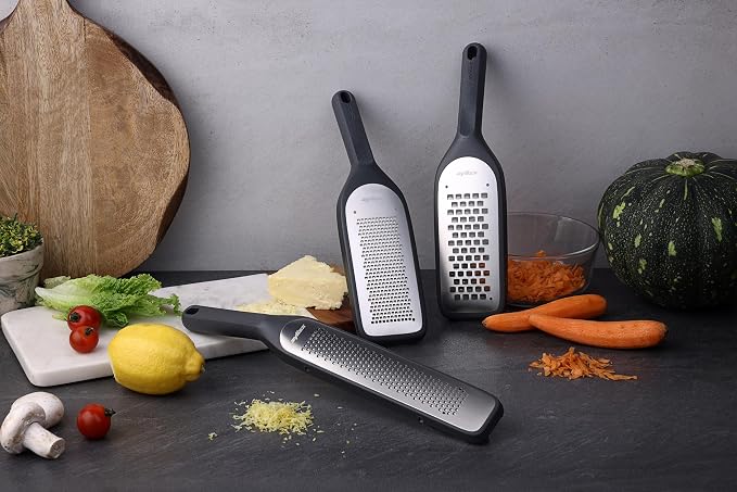 Zyliss Coarse Grater – Handheld Cheese & Vegetable Grater with Stainless Steel Blade & Wheat Straw Handle – Ideal for Hard Cheese, Carrots, Apples & More – Includes Protective Cover Doubles as Scraper