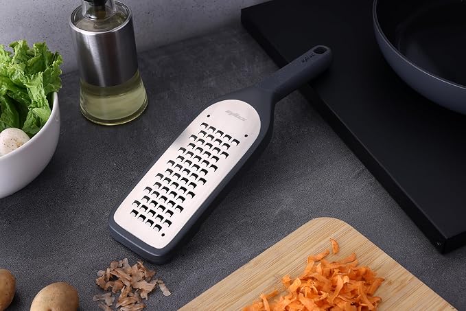 Zyliss Coarse Grater – Handheld Cheese & Vegetable Grater with Stainless Steel Blade & Wheat Straw Handle – Ideal for Hard Cheese, Carrots, Apples & More – Includes Protective Cover Doubles as Scraper