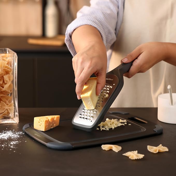 Zyliss Coarse Grater – Handheld Cheese & Vegetable Grater with Stainless Steel Blade & Wheat Straw Handle – Ideal for Hard Cheese, Carrots, Apples & More – Includes Protective Cover Doubles as Scraper