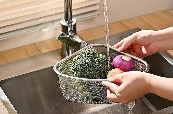 Fox Run Stainless Steel Colander, Triangular 3 Quart Pasta Strainer | Easily Strain Pasta, Rice & Spaghetti | Perfect Metal Strainer For Washing Fruit & Vegetables | Space Saving Colander