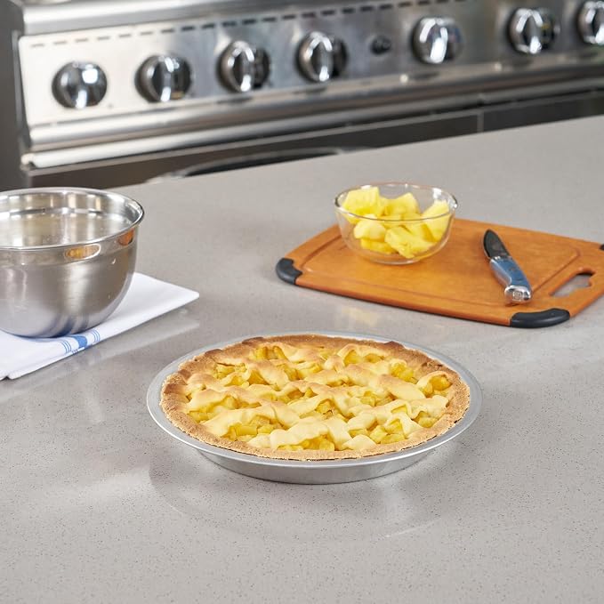 Restaurantware Aluminum Pie Pan 12 Count 9 Inch Round 1.25 Inch Deep Oven-Friendly Pie Tin, Lightweight Baking Pan, Silver Plate for Quiche, Fruit Pies, Home And Commercial Kitchens