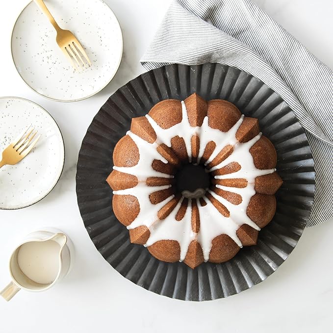 Nordic Ware Anniversary Bundt, 15 Cups, Gold