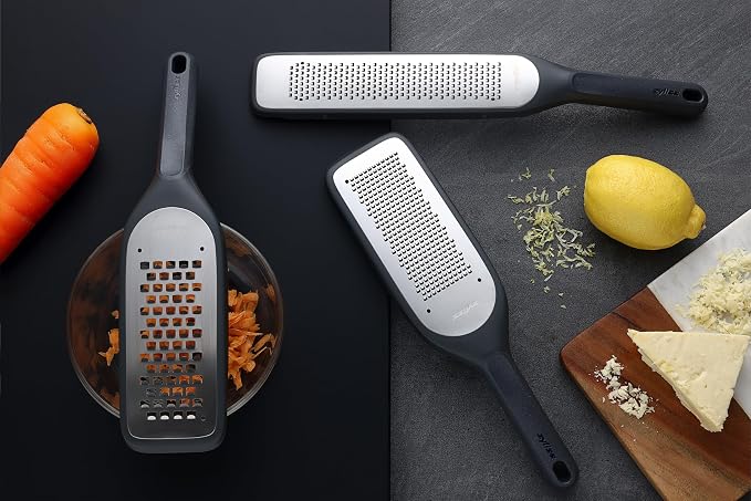 Zyliss Coarse Grater – Handheld Cheese & Vegetable Grater with Stainless Steel Blade & Wheat Straw Handle – Ideal for Hard Cheese, Carrots, Apples & More – Includes Protective Cover Doubles as Scraper