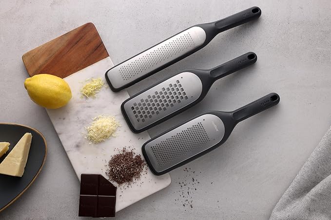 Zyliss Coarse Grater – Handheld Cheese & Vegetable Grater with Stainless Steel Blade & Wheat Straw Handle – Ideal for Hard Cheese, Carrots, Apples & More – Includes Protective Cover Doubles as Scraper